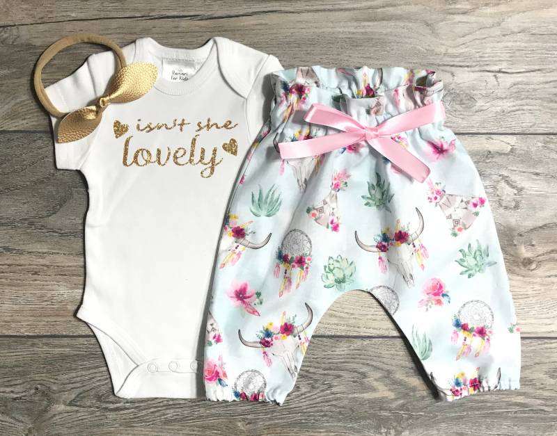 Ist Sie Nicht Reizend Outfit - Baby Mädchen Gold Glitzer Body + Boho Bull Skull Hose Schleife/stirnband Neugeborene Take Home Ist Sie Nicht Reizend Outfit - Baby Mädchen Gold Glitzer Body + Boho Bull Skull Hose Schleife/stirnband Neugeborene Take Home von RomariForKids