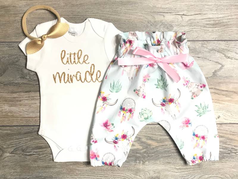 Kleines Wunder Neugeborenen/Frühchen Outfit - Coming Home Krankenhaus Set Body + Boho Hoch Taillierte Hose Schleife Take Baby Mädchen von RomariForKids