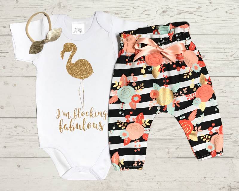 Lustiges Outfit Mädchen - I'm Beflockung Fabelhaftes Flamingo Gold Glitzer Body + Schwarz Gestreifte Weiche Hoch Taillierte Blumen Hose Schleife Lustiges Outfit Mädchen - I'm Beflockung Fabelhaftes Flamingo Gold Glitzer Body + Schwarz Gestreifte Weiche Hoch Taillierte Blumen Hose Schleife von RomariForKids