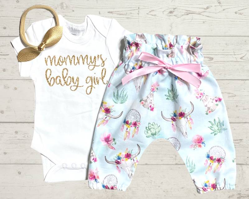 Neugeborenen Coming Home Outfit Mamas Baby Mädchen - Body + High Waist Boho Hose Schleife Krankenhaus Neugeborene Frühchen Take Set von RomariForKids