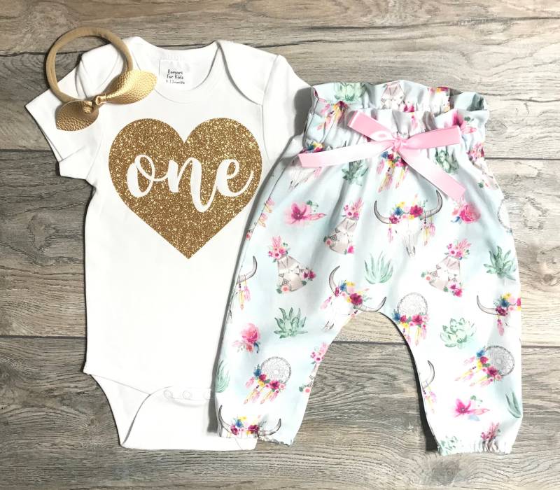 One in Heart 1. Geburtstag Outfit Mädchen - Gold Glitzer Body + Boho Bull Skull Hose Schleife/stirnband Erster Cake Smash One in Heart 1. Geburtstag Outfit Mädchen - Gold Glitzer Body + Boho Bull Skull Hose Schleife/stirnband Erster Cake Smash von RomariForKids