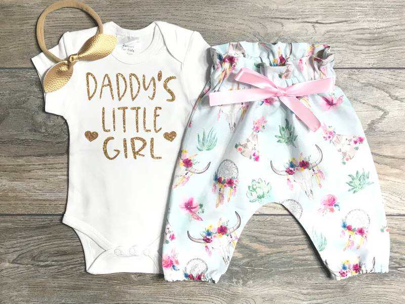 Papas Kleines Mädchen Outfit Baby - Body + Hoch Taillierte Blumen Boho Hose Schleife Best Dad Set Daddy Girl Vater/stolzer von RomariForKids