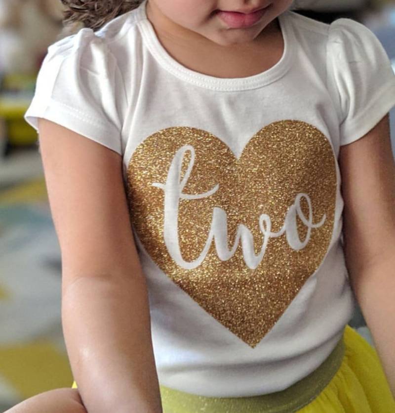 Two in Heart 2nd Birthday Kurze Puffärmel T-Shirt Für Mädchen - Gold Glitzer Outfit 2 Jahre Altes von RomariForKids