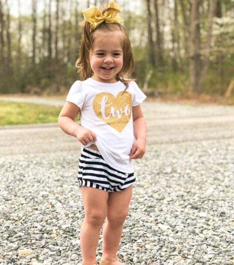 Zwei Im Herzen Mädchen Zum 2.geburtstag Outfit - Weißgold Glitzer T-Shirt + Schwarz Gestreifte Shorts 2 Jahre Altes von RomariForKids