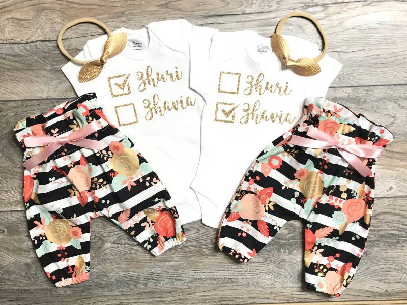 Zwillinge Oder Drillinge Outfits - Zwei Bodysuits Twin Gold Mädchen Glitzer + Schwarz Gestreifte Hose Mit Hoher Taille Bögen Neugeborenes Take Home Zwillinge Oder Drillinge Outfits - Zwei Bodysuits Twin Gold Mädchen Glitzer + Schwarz Gestreifte Hose Mit Hoher Taille Bögen Neugeborenes Take Home von RomariForKids