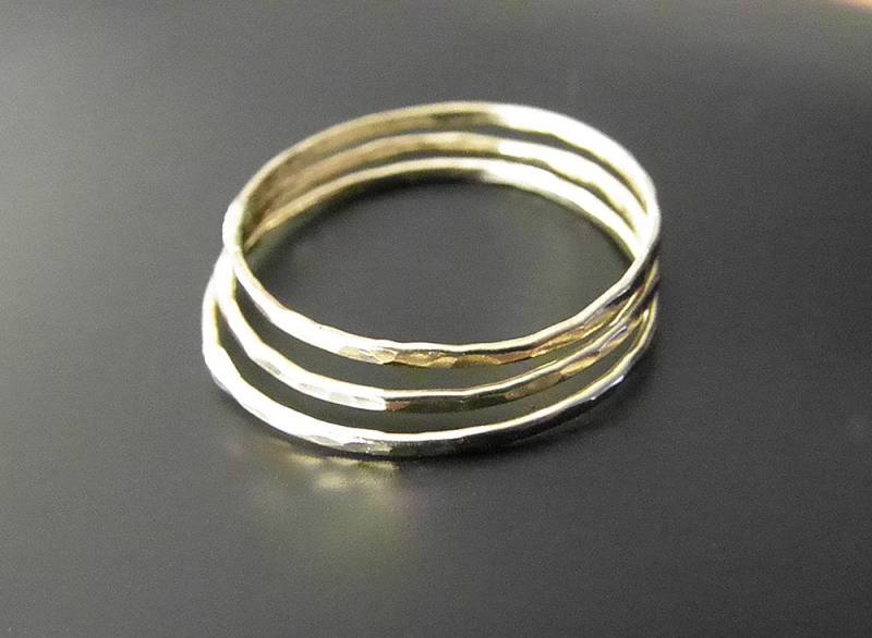 Schmuck Stapelringe Gold Extra Zart Set 3 Ringe Mini Midi Sterling Silber Gehämmert Stackingring Vorsteckringe Knuckle - Art-Nr. 103 Schmuck Stapelringe Gold Extra Zart Set 3 Ringe Mini Midi Sterling Silber Gehämmert Stackingring Vorsteckringe Knuckle - Art-Nr. 103 von RomeoUndJuliaGermany