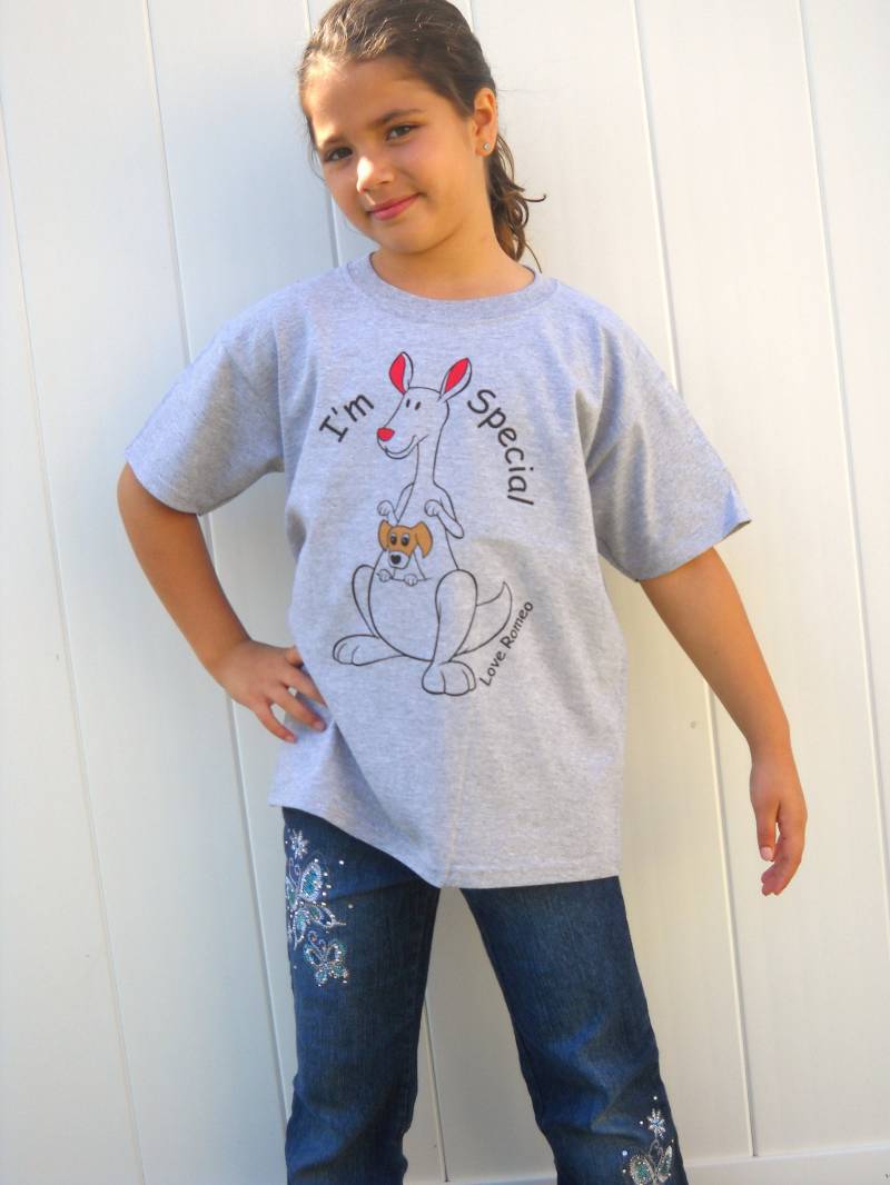 Ich Bin Spezielles Känguru-T-Shirt Mit Welpei'm Special Tees Für Kinder von RomeoandJulietTshirt