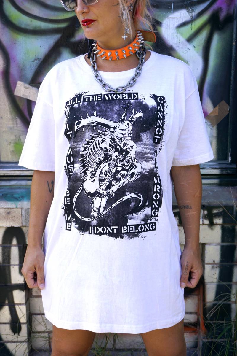 I Dont Belong Siebdruck-T-Shirt Ded I Dont Belong Siebdruck-T-Shirt Ded von RomigDEDstore