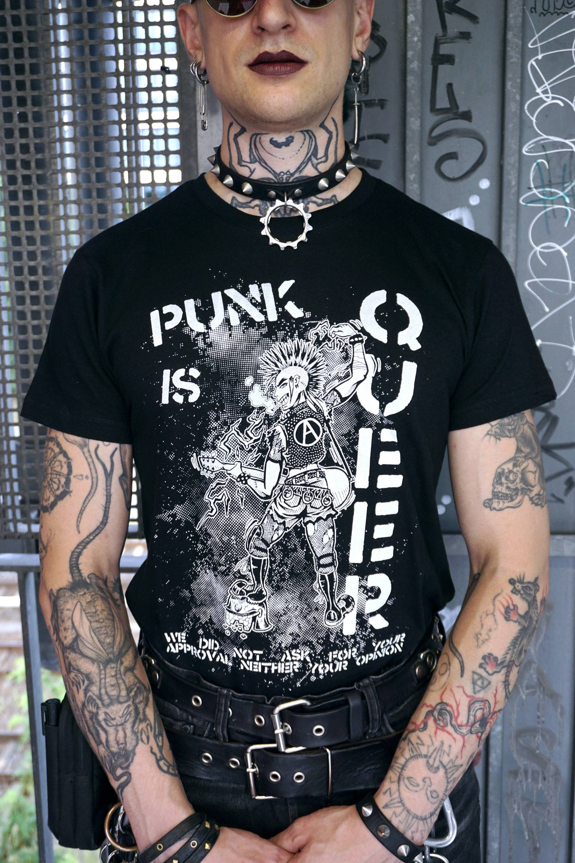 Punk Is Queer Siebdruck-T-Shirt Ded Punk Is Queer Siebdruck-T-Shirt Ded von RomigDEDstore