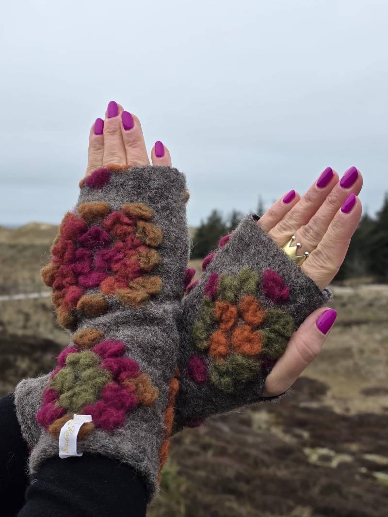 Damen Stulpen, Armstulpen, Handschuhe, Pulswärmer, Walkloden Farbe Grau Meliert Mit Bunten Blumen von RomyCharlott