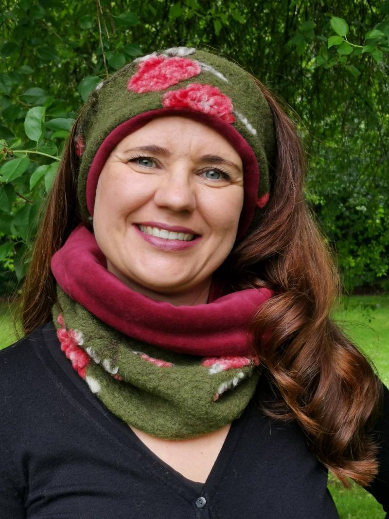 Set Mit Loop, Stirnband Aus Walkloden in Grün Rot Und Grünen Blumen Innen Liegenden Nicki Weinrot Passende Pulswärmer Dazu von RomyCharlott