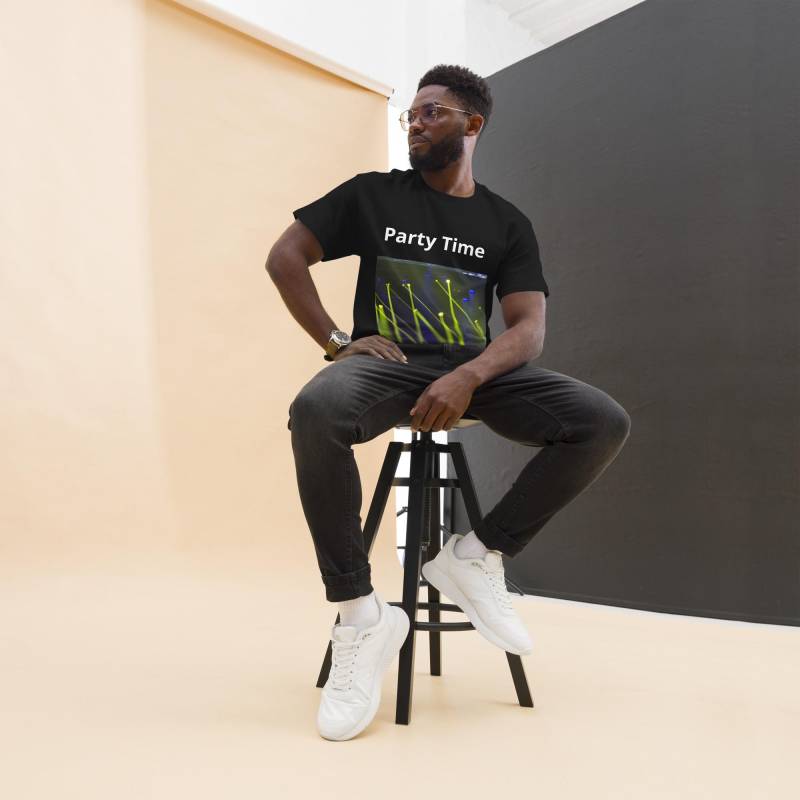 Classic Unisex T-Shirt - Bequemes Baumwollshirt von RomyWearDesigns
