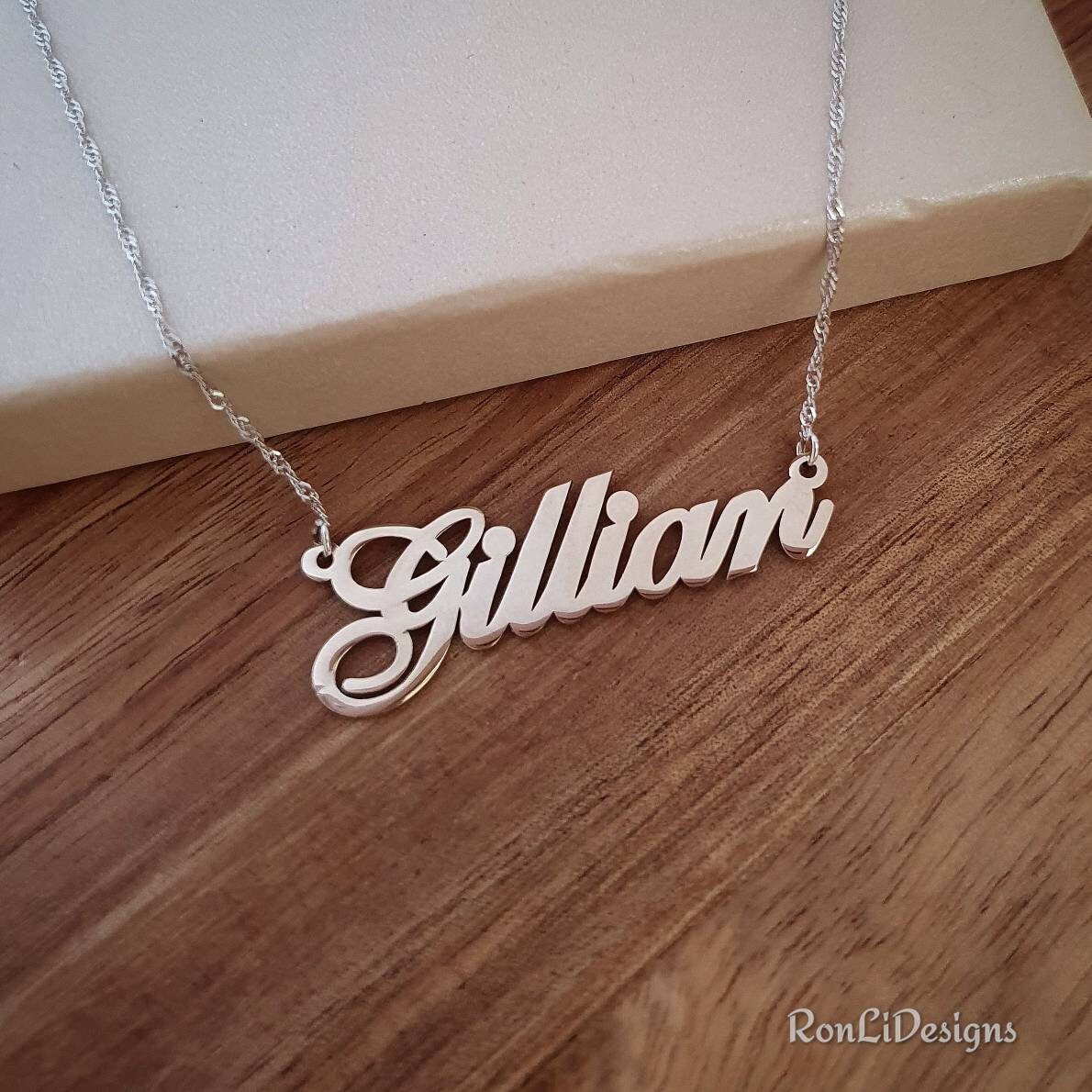 14K Weißgold Namenskette Schrift Massiv 14 Ct Personalisierte Kette Namensschild Halskette Gillian Style von RonLiDesigns