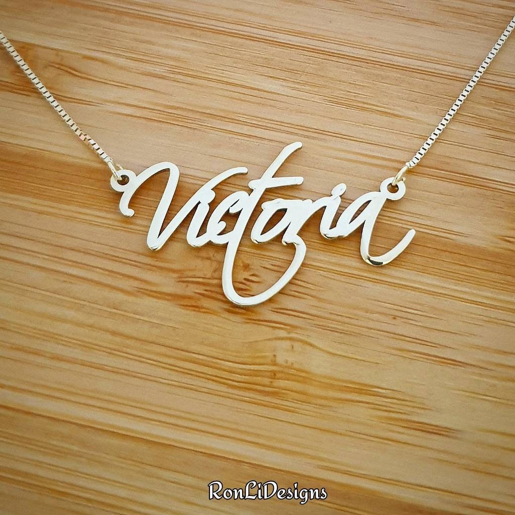 Name Halskette Sterling Silber 925 Victoria Style Script Healing Survivor Band von RonLiDesigns