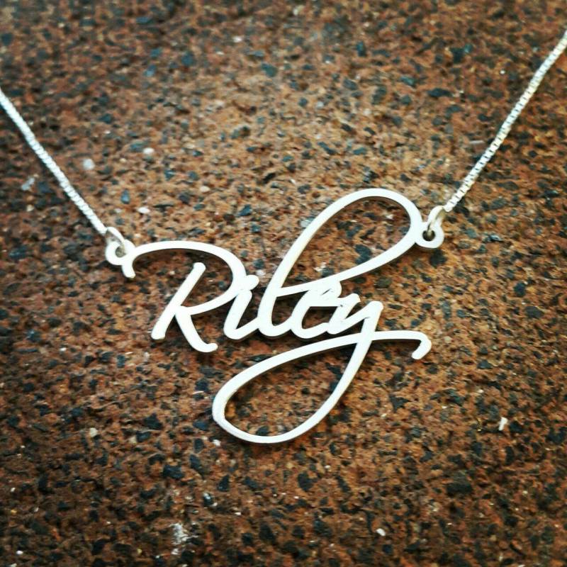 Sterling Silber Namenskette Benutzerdefinierte Script Typenschild, Riley Style von RonLiDesigns