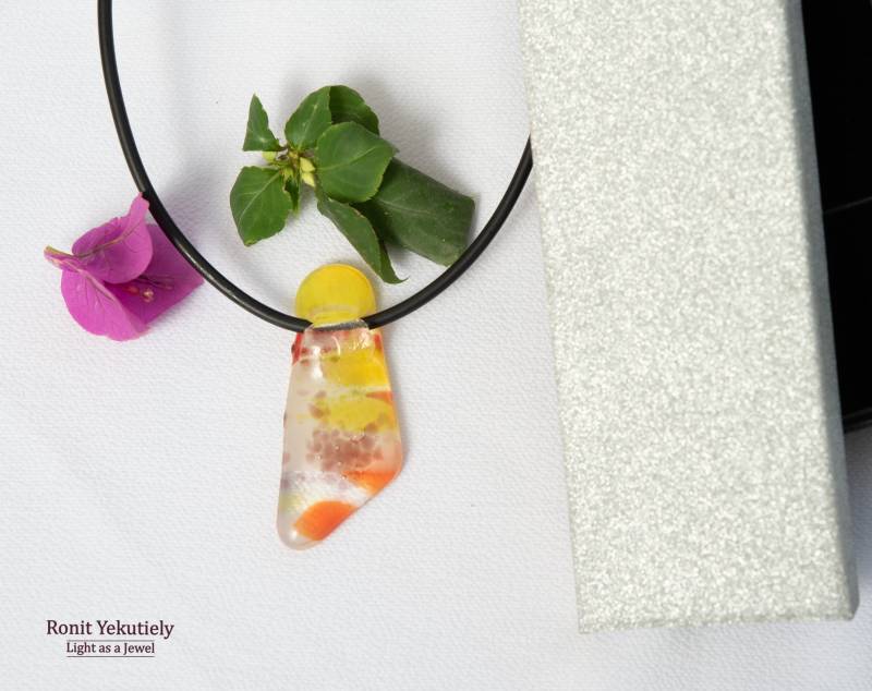 Bunte Glas Halskette, Verschmolzen Glücklich Juweliere, Anhänger Frauen Hippie Schmuck, Handgemachte Halskette von RonitYekutielyArtist