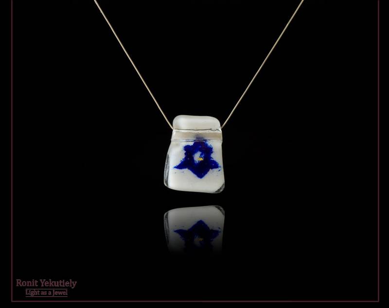 Davidstern Weiß Und Blau Glas Skulptur Kunst Zierliche Anhänger Mit Silber Kette 24K Reine Blattblätter, Israel Halskette Davidstern Weiß Und Blau Glas Skulptur Kunst Zierliche Anhänger Mit Silber Kette 24K Reine Blattblätter, Israel Halskette von RonitYekutielyArtist