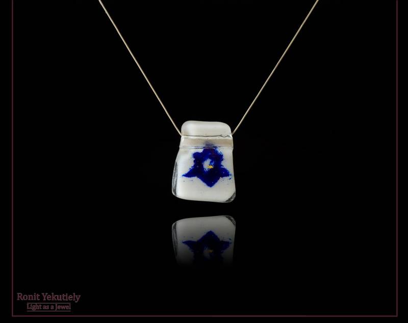 Davidstern Weiß Und Blau Glas Skulptur Kunst Zierliche Anhänger Mit Silber Kette 24K Reine Blattblätter, Israel Halskette von RonitYekutielyArtist