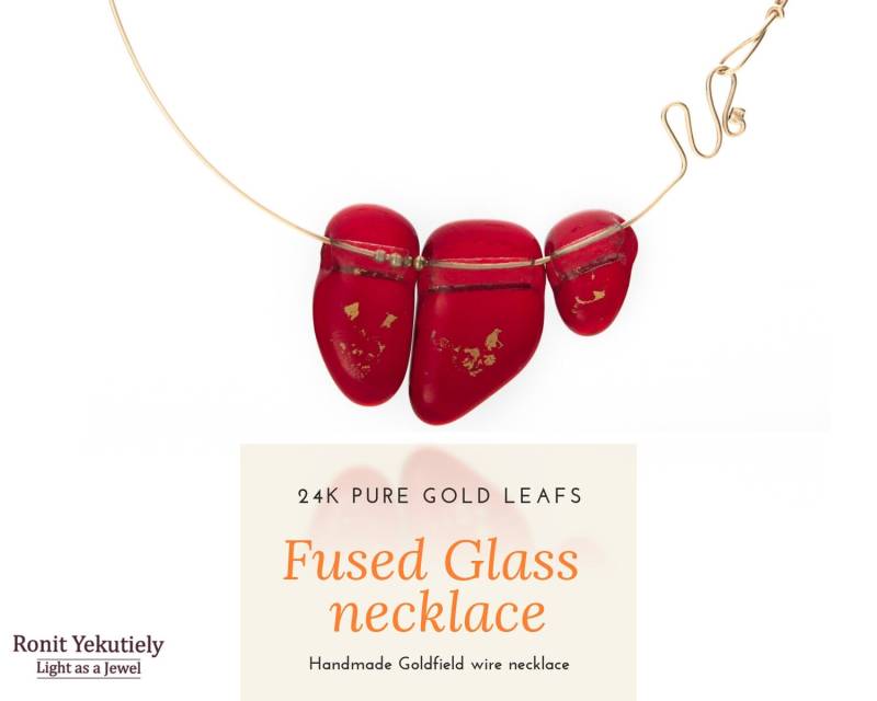 Feuerbestattung Rotes Glas Und Goldfeld Halskette Mit 24K Blattgold Feuerbestattung Rotes Glas Und Goldfeld Halskette Mit 24K Blattgold von RonitYekutielyArtist