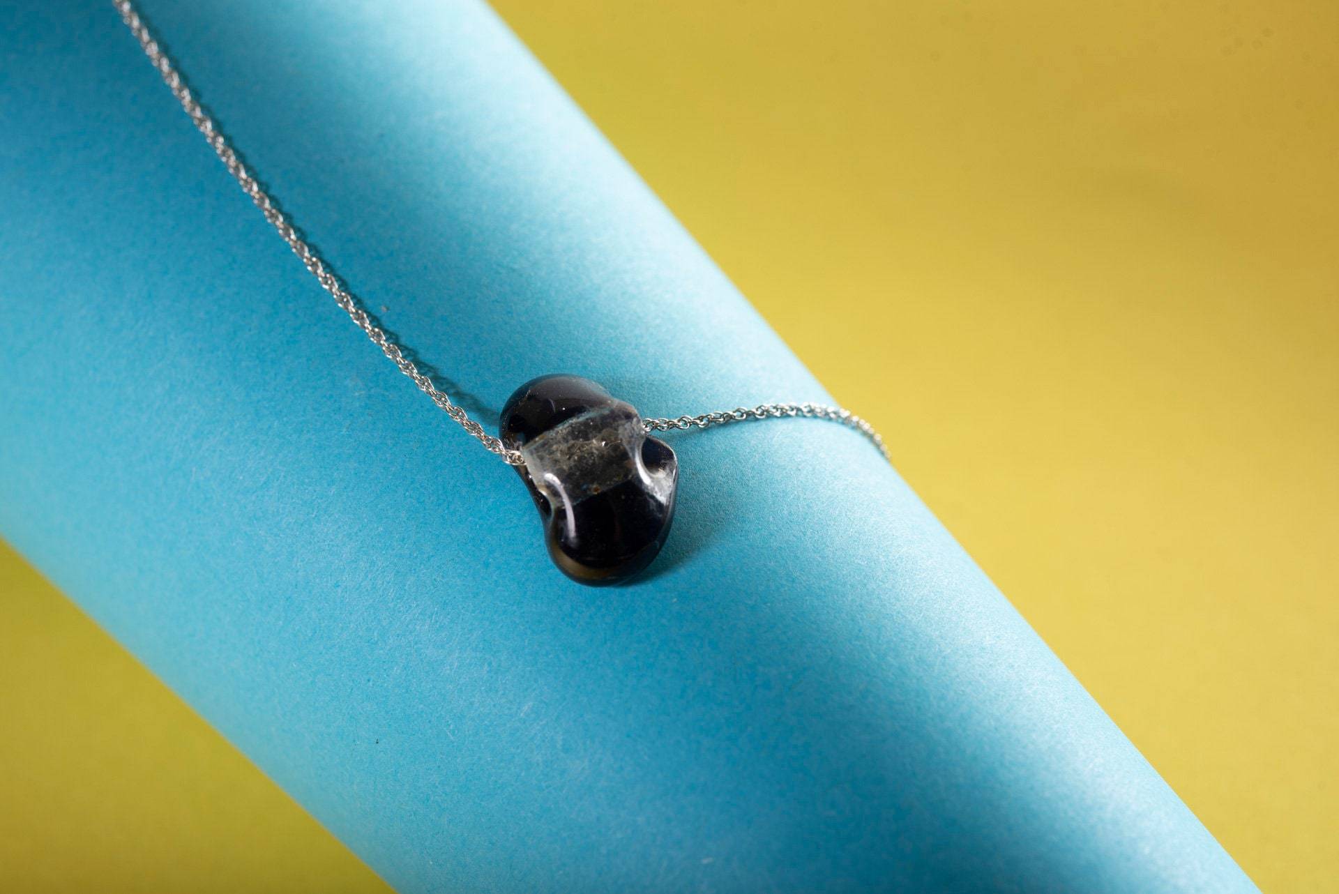 Glas-Skulptur in Einem Brenner Zierliche Lila Anhänger von RonitYekutielyArtist