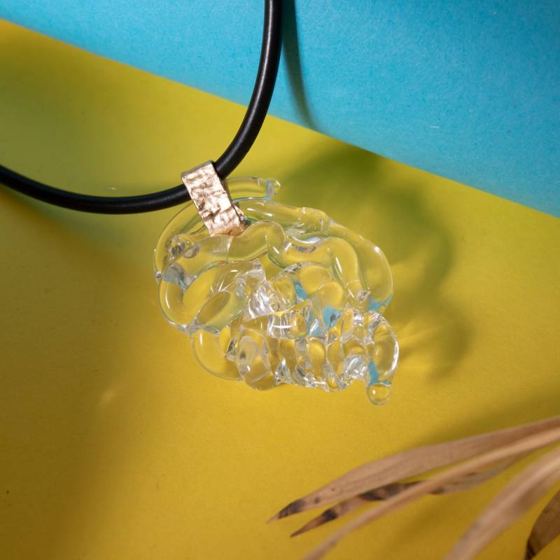 Handwerkliches Glasanhänger, Glasschermuck, Transparente Halskette von RonitYekutielyArtist