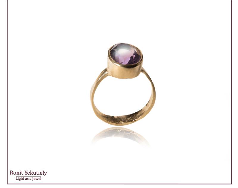 Oval Ethyst 14K Gelbgold Ring von RonitYekutielyArtist