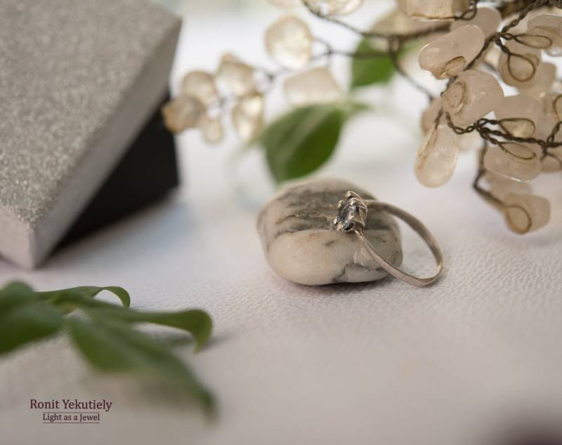 Ovale Grüne Turmalin Ring, Sterling Silber Ring von RonitYekutielyArtist