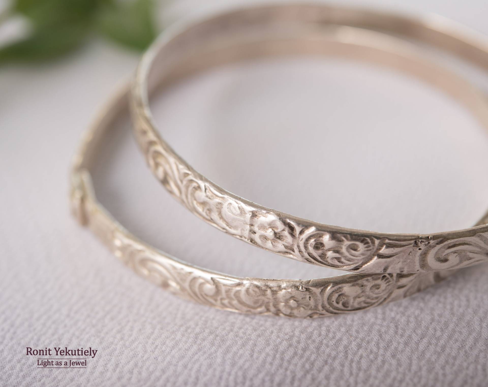 Silber Armreifen Mit Blumen, Jahrgang Reifen Armbänder, Dicken Armreif, Einzigartige Armbänder Für Frauen, Geschenk Sie von RonitYekutielyArtist