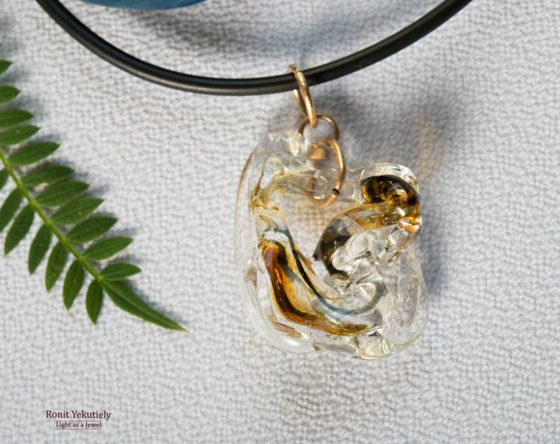 Skulpturierte Glas Gelb Und Braun Halskette Anhänger Mit Goldfield Silber Auf Einem Schwarzen Silikon-Schnur von RonitYekutielyArtist