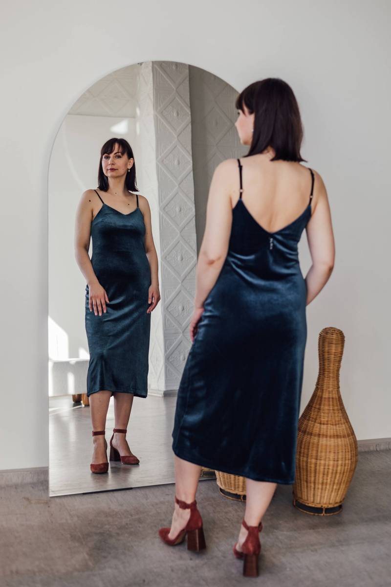 Taubenblaues Samt Slip Dress V-Neck Midi Party Taubenblaues Samt Slip Dress V-Neck Midi Party von RonjaClothing