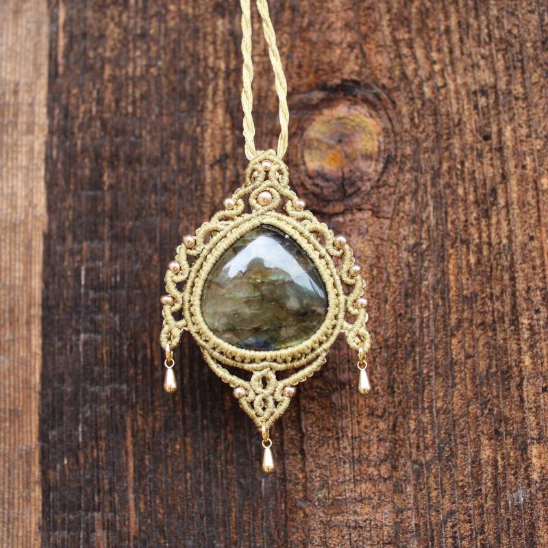 Golden Web Labradorit Anhänger - Handgewebte Makramee Halskette von Ronjascreations