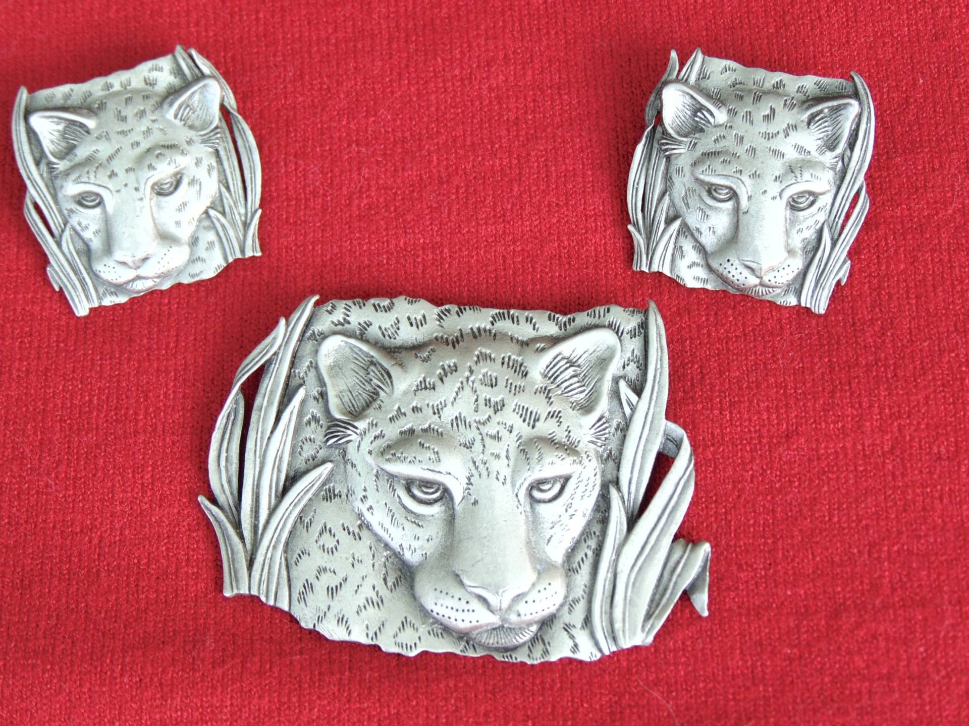 Leopard Brosche Und Ohrringe Set-1986 Jj Pewter Schmuck-Leopard Brosche-Leopard Durchbohrte Ohrringe-Silber Set-Zinn Schmuck Set-Leopard Leopard Brosche Und Ohrringe Set-1986 Jj Pewter Schmuck-Leopard Brosche-Leopard Durchbohrte Ohrringe-Silber Set-Zinn Schmuck Set-Leopard von RonnaLees