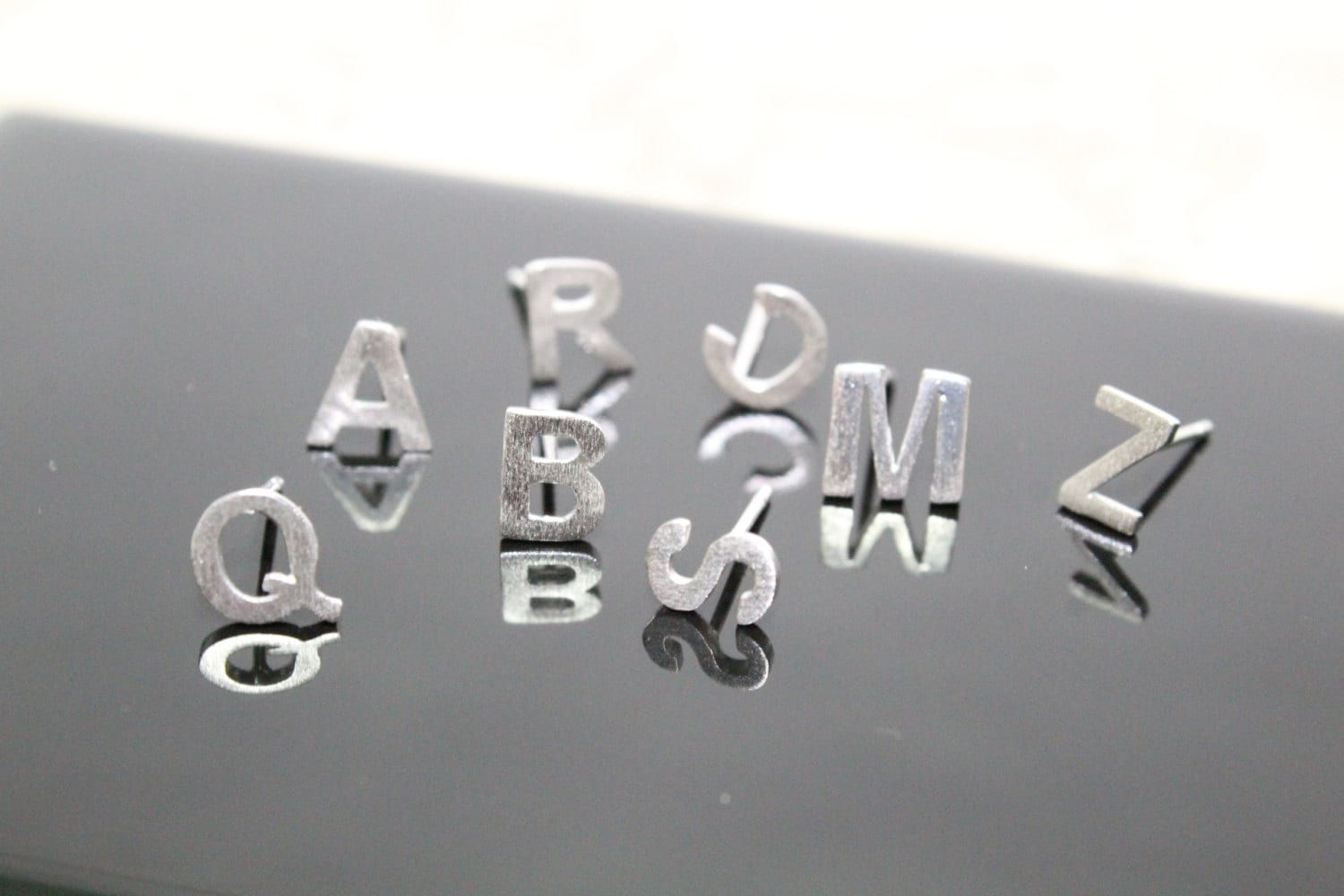Ohrstecker Mit Initialen Sterlingsilber-Alphabet Und Initialen von Ronnie7