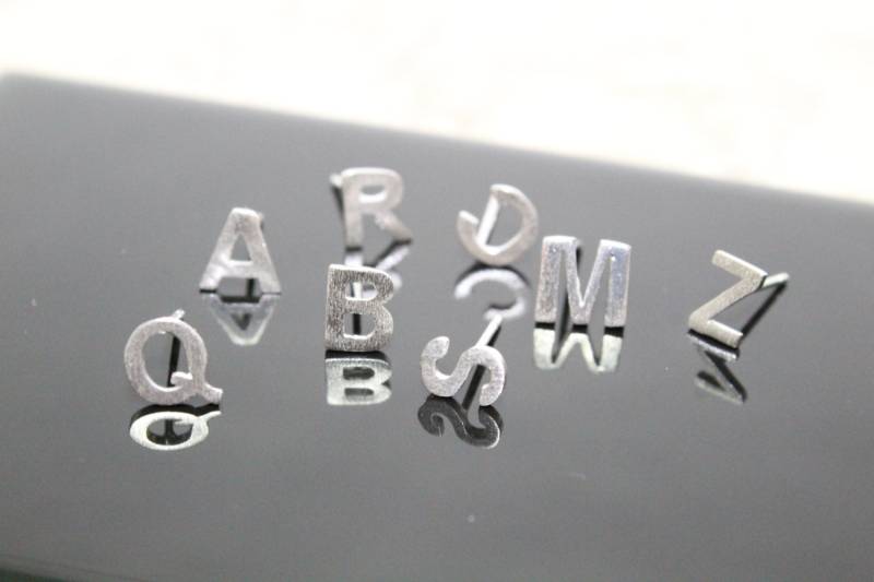 Ohrstecker Mit Initialen Sterlingsilber-Alphabet Und Initialen von Ronnie7