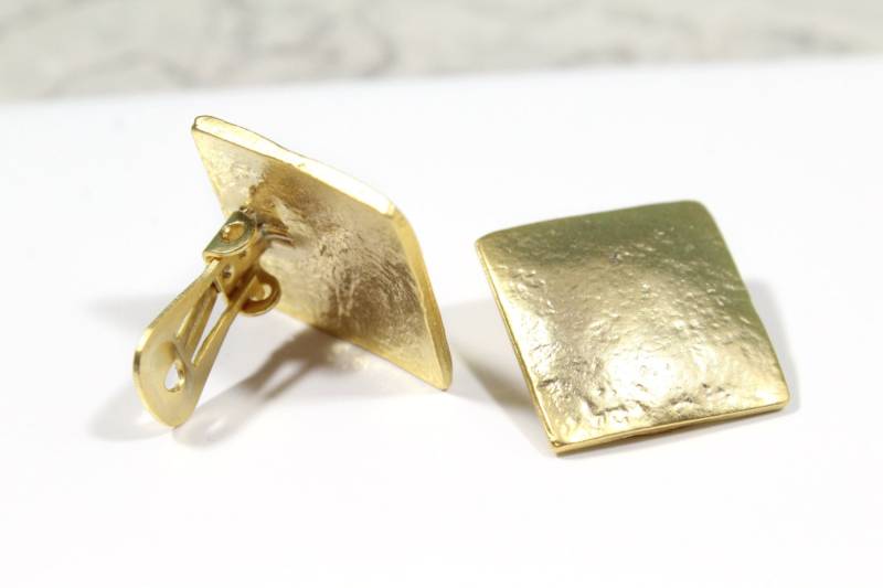24K Gold Quadrat Ohrclips Gehämmertes Zinn, Hypoallergen von Ronnie7