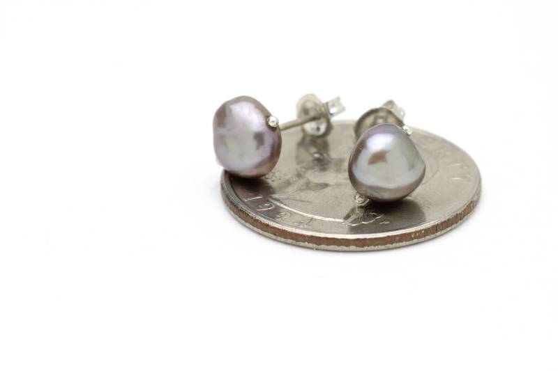 Graue Süßwasser-Perlen-Bolzen-Ohrringe Mit Sterling Silber 925 von Ronnie7