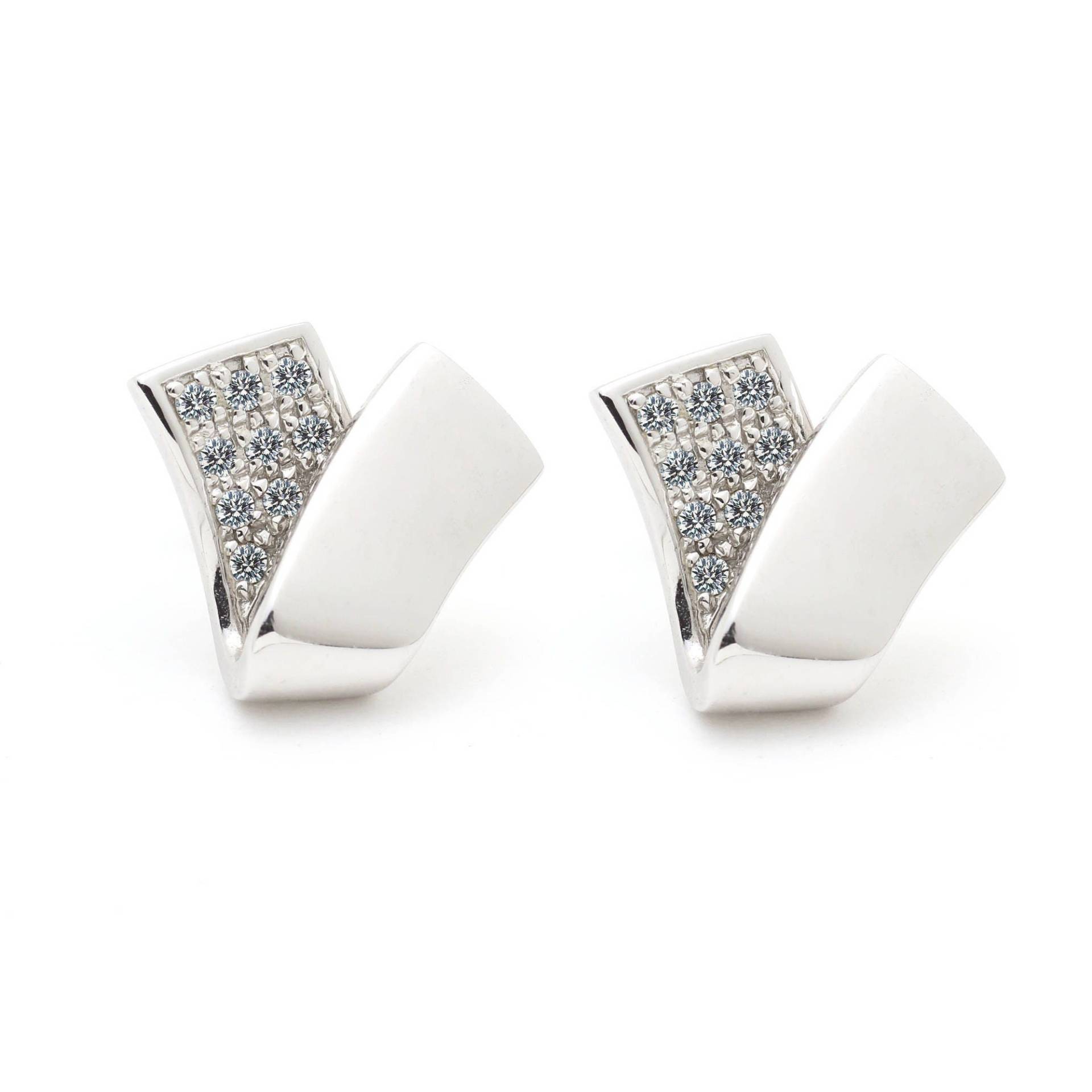 Jahrgang 18Kt. Weißgold Band-Bolzen-Ohrringe Mit Natürlichen Pave-Diamanten Ca. .40 Ctw von Ronnie7