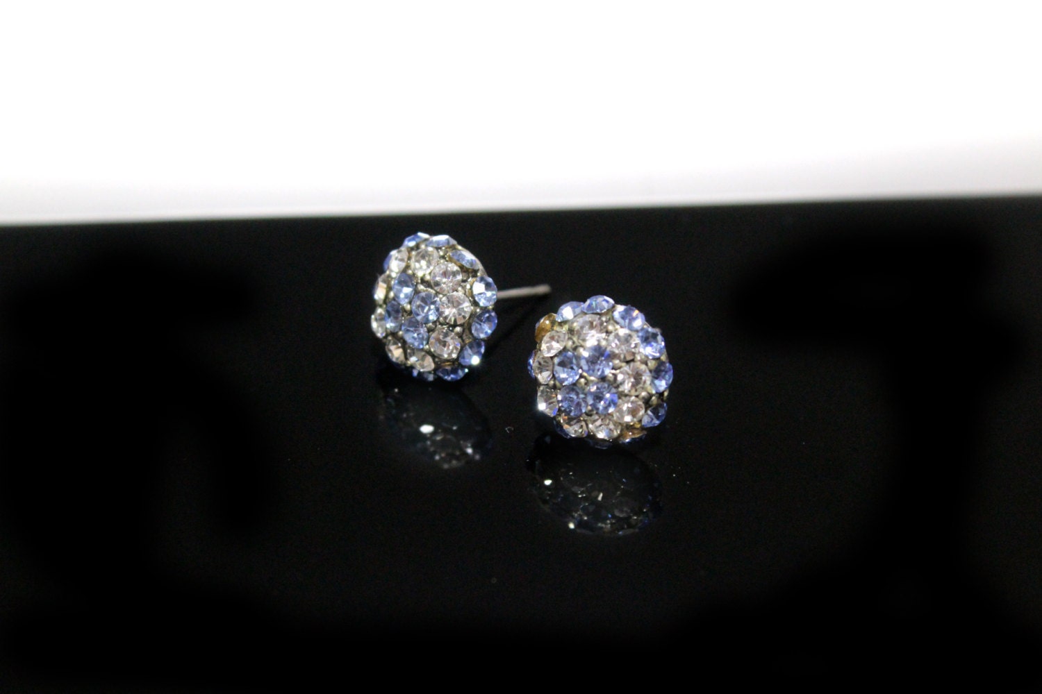 Kleine Ohrstecker Mit Pave Light Baby Blue Und Klaren Swarovski Kristallen von Ronnie7