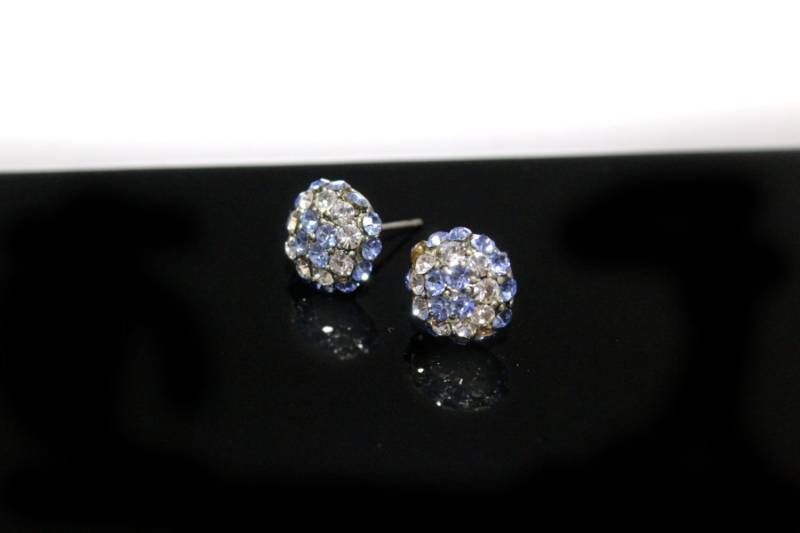 Kleine Ohrstecker Mit Pave Light Baby Blue Und Klaren Swarovski Kristallen von Ronnie7