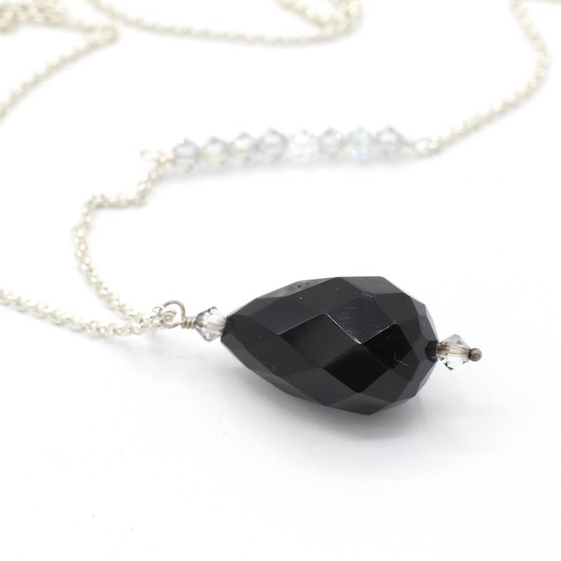 Lange Anhänger Halskette Mit Echtem Schwarzem Facettiertem Onyx Und Swarovski Kristallen von Ronnie7