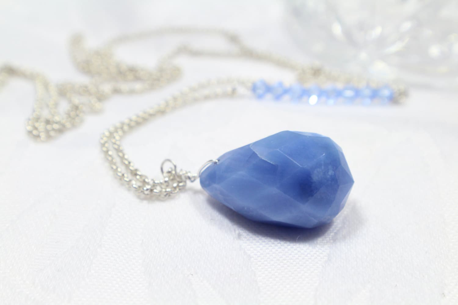 Lange Anhänger-Halskette Mit Einem Echten Facettierten Blauen Achat-stein-Anhänger Und Swarovski-Kristallen von Ronnie7