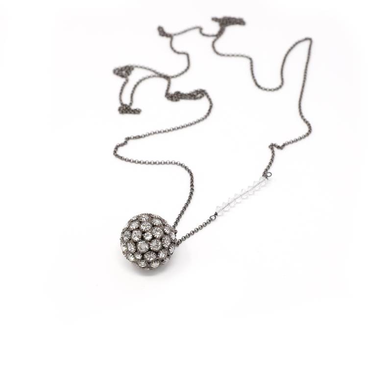 Lange Anhänger Halskette in Gunmetal Black Mit Großem Swarovski Ball von Ronnie7