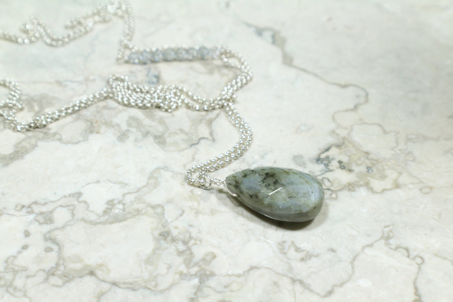 Lange Anhänger Mit Echtem Labradorit Und Swarovski-Kristallen von Ronnie7