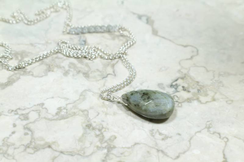 Lange Anhänger Mit Echtem Labradorit Und Swarovski-Kristallen von Ronnie7