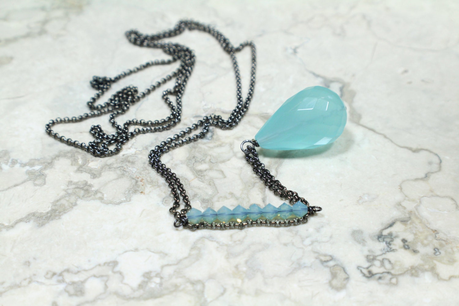 Lange Anhängerkette Mit Einem Facettierten Aqua Stein Anhänger Und Swarovski Kristallen von Ronnie7