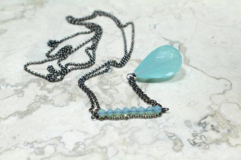 Lange Anhängerkette Mit Einem Facettierten Aqua Stein Anhänger Und Swarovski Kristallen von Ronnie7