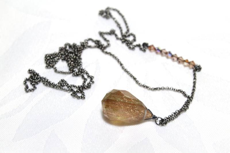 Lange Anhängerkette Mit Einem Facettierten Geriffelten Funkelnden Kristallanhänger Und Swarovski Kristallen von Ronnie7