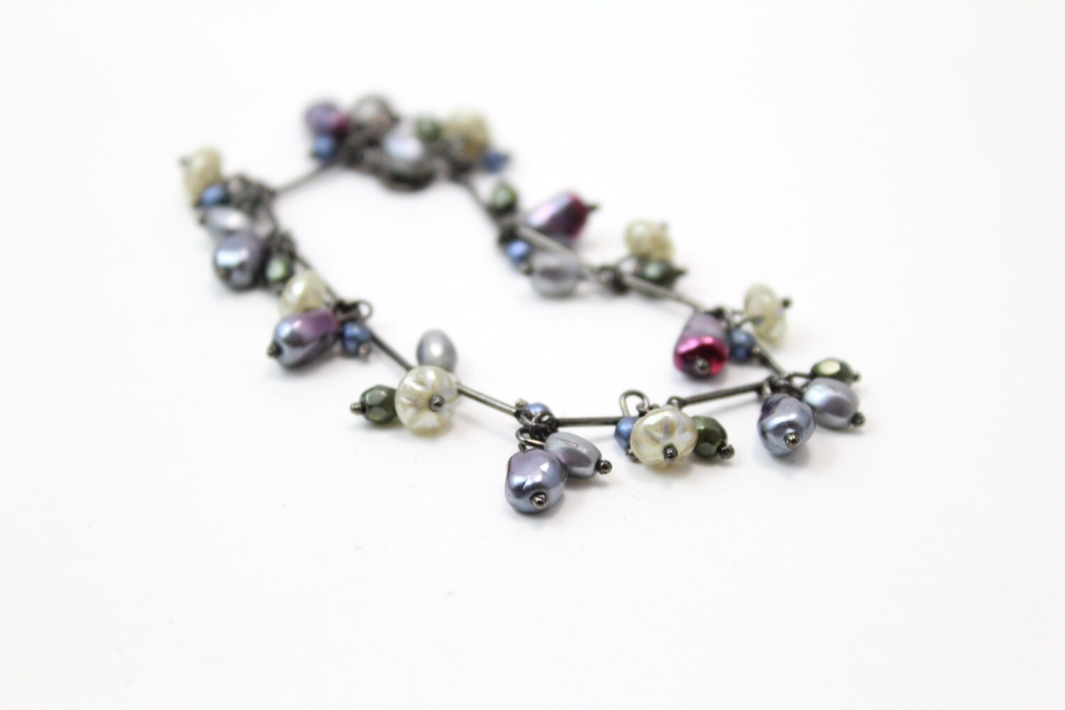 Perlen Charm Armband in Weiß Grau Und Pfauenfarbe An Gunmetal Bar Kette von Ronnie7