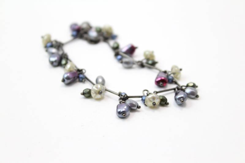 Perlen Charm Armband in Weiß Grau Und Pfauenfarbe An Gunmetal Bar Kette von Ronnie7