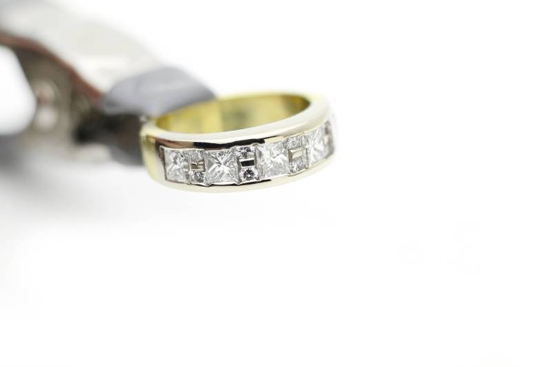 Vintage 18K Gelbgold Und Weißgold Diamant Ring Mit Princess Cut Runden Diamanten Besetzt Ca. 2.25 Cttw Vintage 18K Gelbgold Und Weißgold Diamant Ring Mit Princess Cut Runden Diamanten Besetzt Ca. 2.25 Cttw von Ronnie7